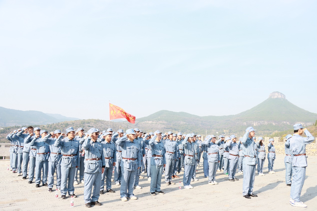 一群人站在沙滩上描述已自动生成 一群人站在沙滩上描述已自动生成