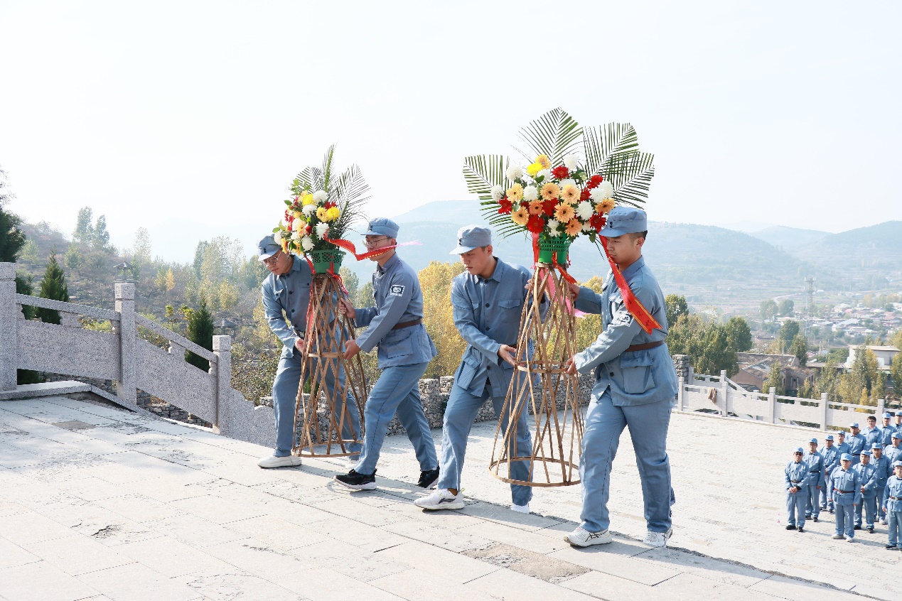 人们站在雪地上的人描述已自动生成 人们站在雪地上的人描述已自动生成