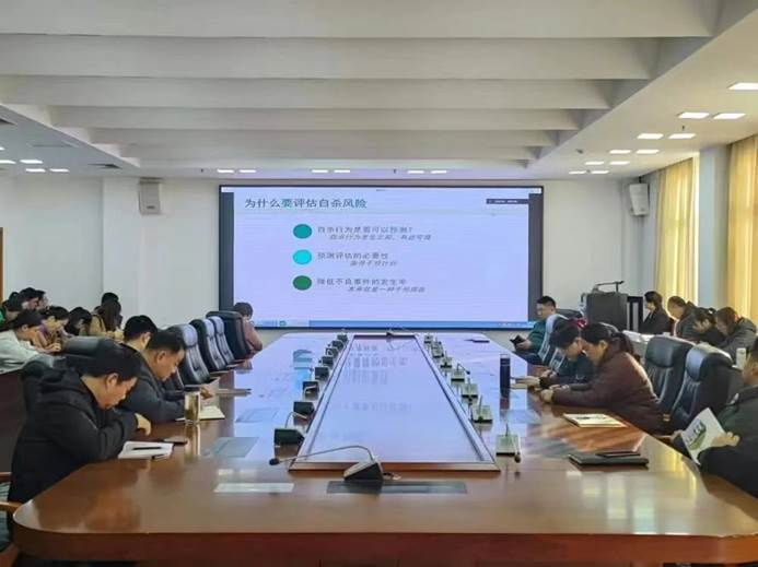 会议室里的人们 描述已自动生成 会议室里的人们 描述已自动生成