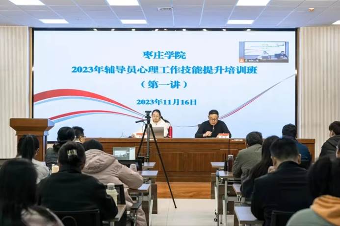 会议室里的人们 描述已自动生成 会议室里的人们 描述已自动生成